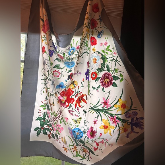 Like new Vintage Gucci Scarf. I bought it and wore it once. Beautiful design! - Picture 2 of 9